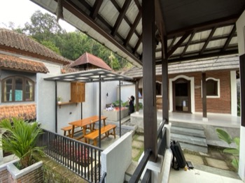 Parawiya villa courtyard